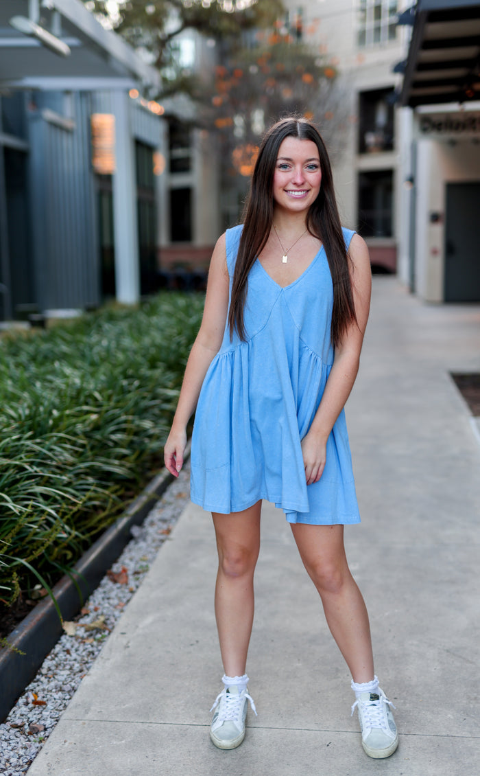 Light blue sleeveless dress made of soft fabric, perfect for casual outings or summer events.