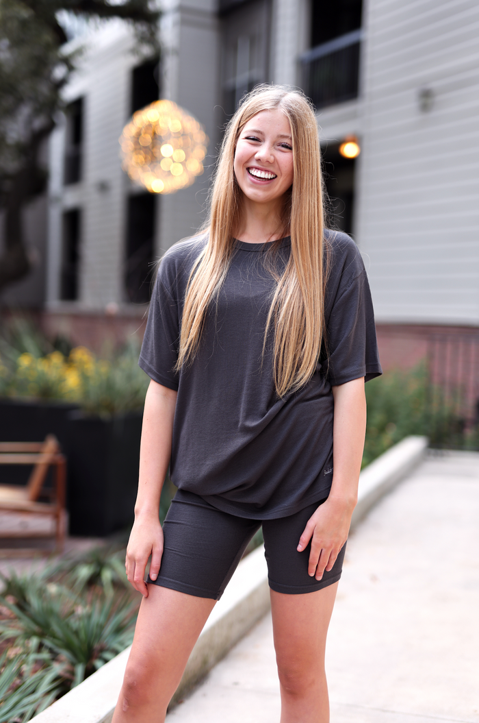 Model wearing a gray ribbed T-shirt and matching shorts, perfect for casual summer outfits.