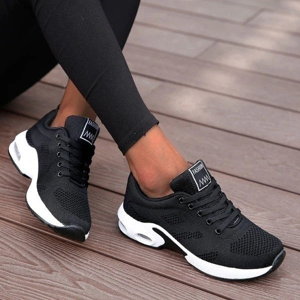 Walkers | Orthopedische Vrouwen Loop Schoenen in de kleur Zwart voor dames in stijl geschikt voor alle seizoenen.