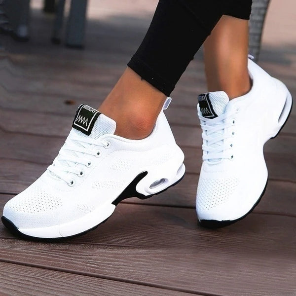 Walkers | Orthopedische Vrouwen Loop Schoenen in de kleur Wit voor dames in stijl geschikt voor alle seizoenen.