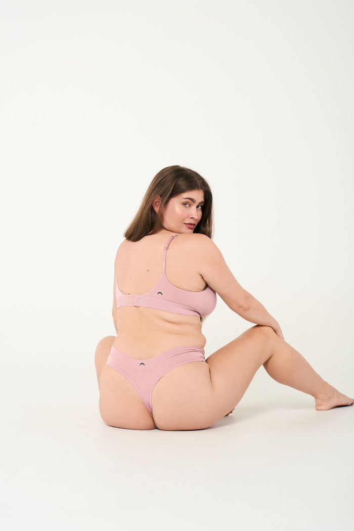 Quartz | Model is wearing size M