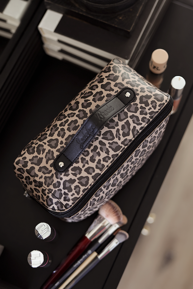 Leopard print makeup bag with black zipper, stylish and durable, perfect for storing cosmetics.
