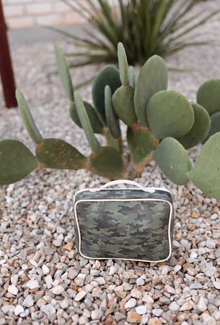 Camouflage lunch bag in green and black, stylish and durable, perfect for everyday use.