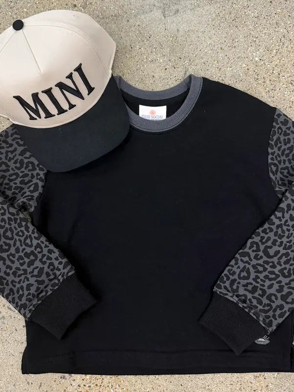 Black kids' sweatshirt with leopard print sleeves and matching 'MINI' cap, perfect for trendy toddlers.