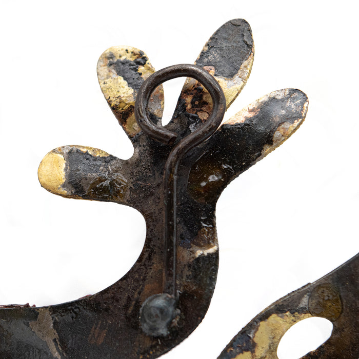 Hanging hook on metal frog decoration foot.