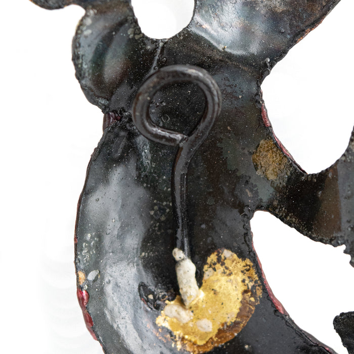 Close up of hanging hook on lizard decoration.