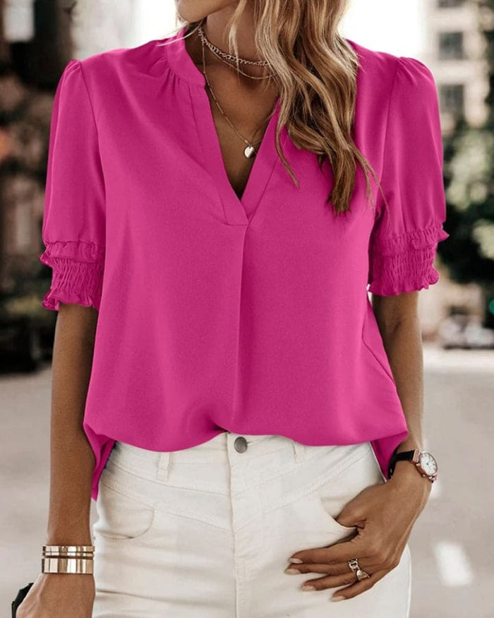 Blouse met een stijlvolle V-hals en trendy korte mouwen. Een veelzijdige aanvulling op je garderobe met een perfecte balans tussen casual en professioneel. Gemaakt van luchtige chiffon en duurzaam polyester voor comfort en stijl. Voorzien van een flatterende V-hals, pofmouwen en een losse pasvorm voor bewegingsvrijheid. Maattabel beschikbaar voor borst, lengte en mouwen.