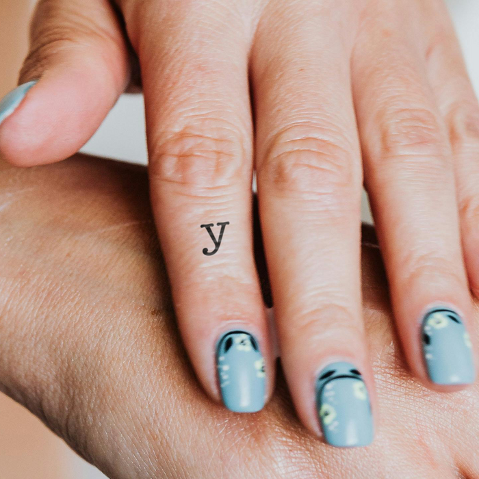 y - Kleinbuchstabe Tattoo