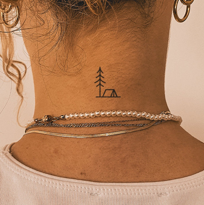 Zelt und Baum Tattoo